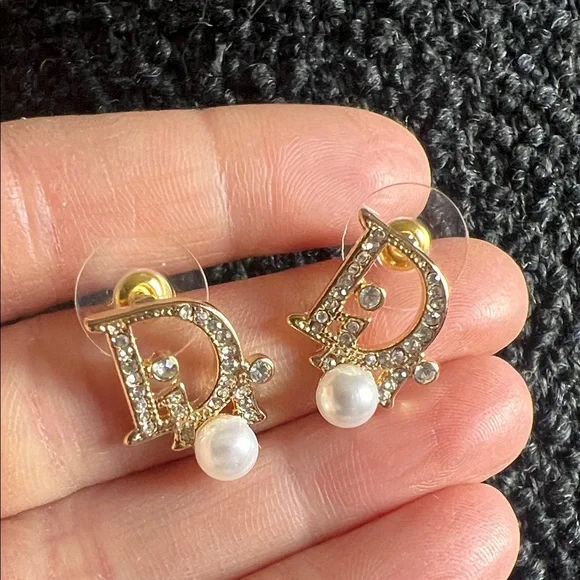 Elegant Gold and Pearl Earrings - Picture 6 of 8